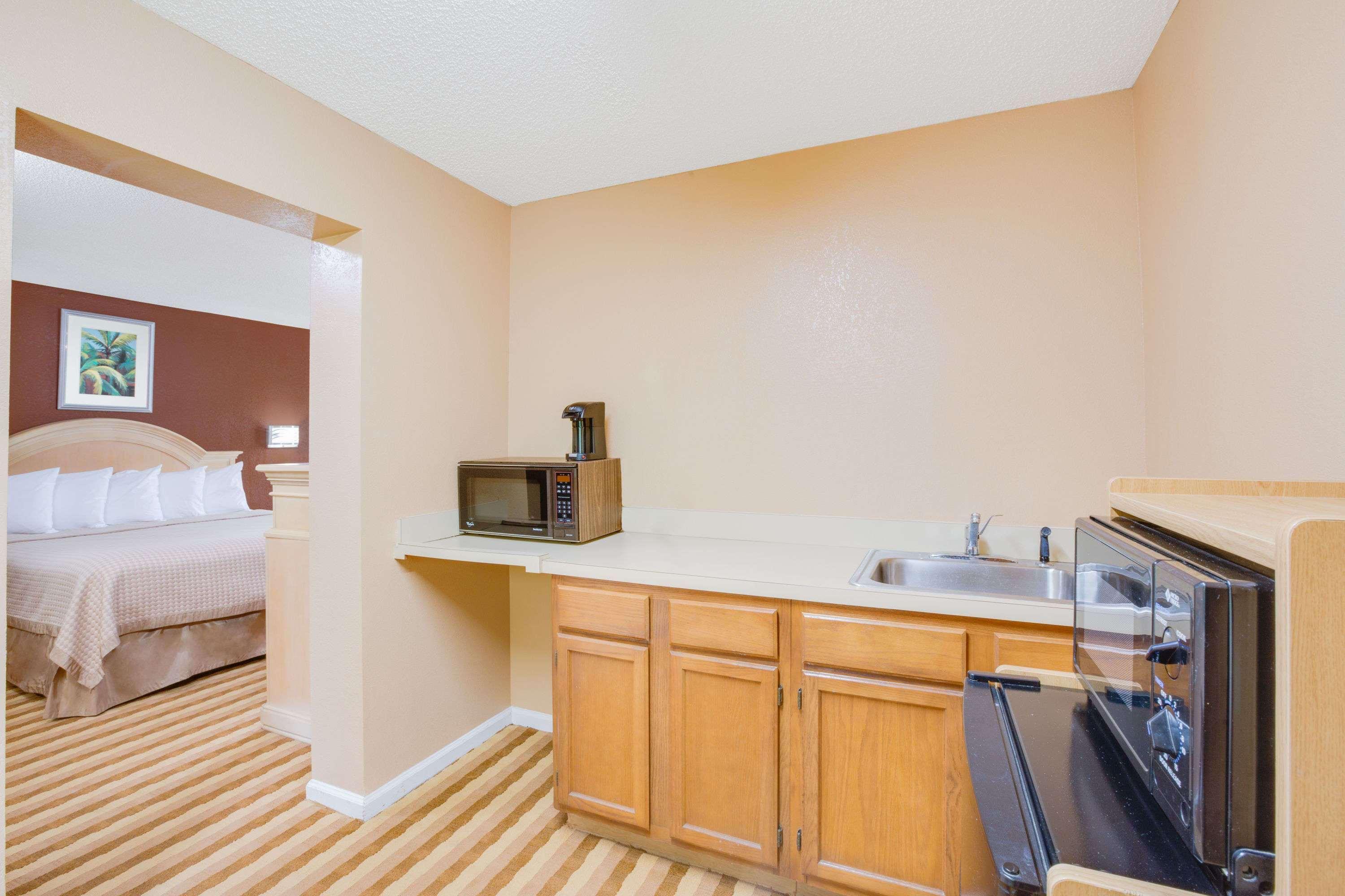 Columbus Inn And Suites Buitenkant foto