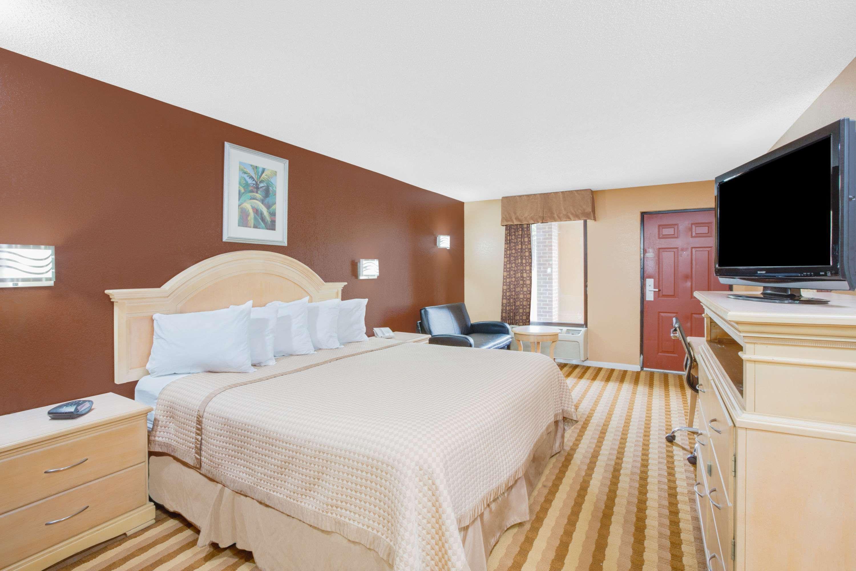 Columbus Inn And Suites Buitenkant foto