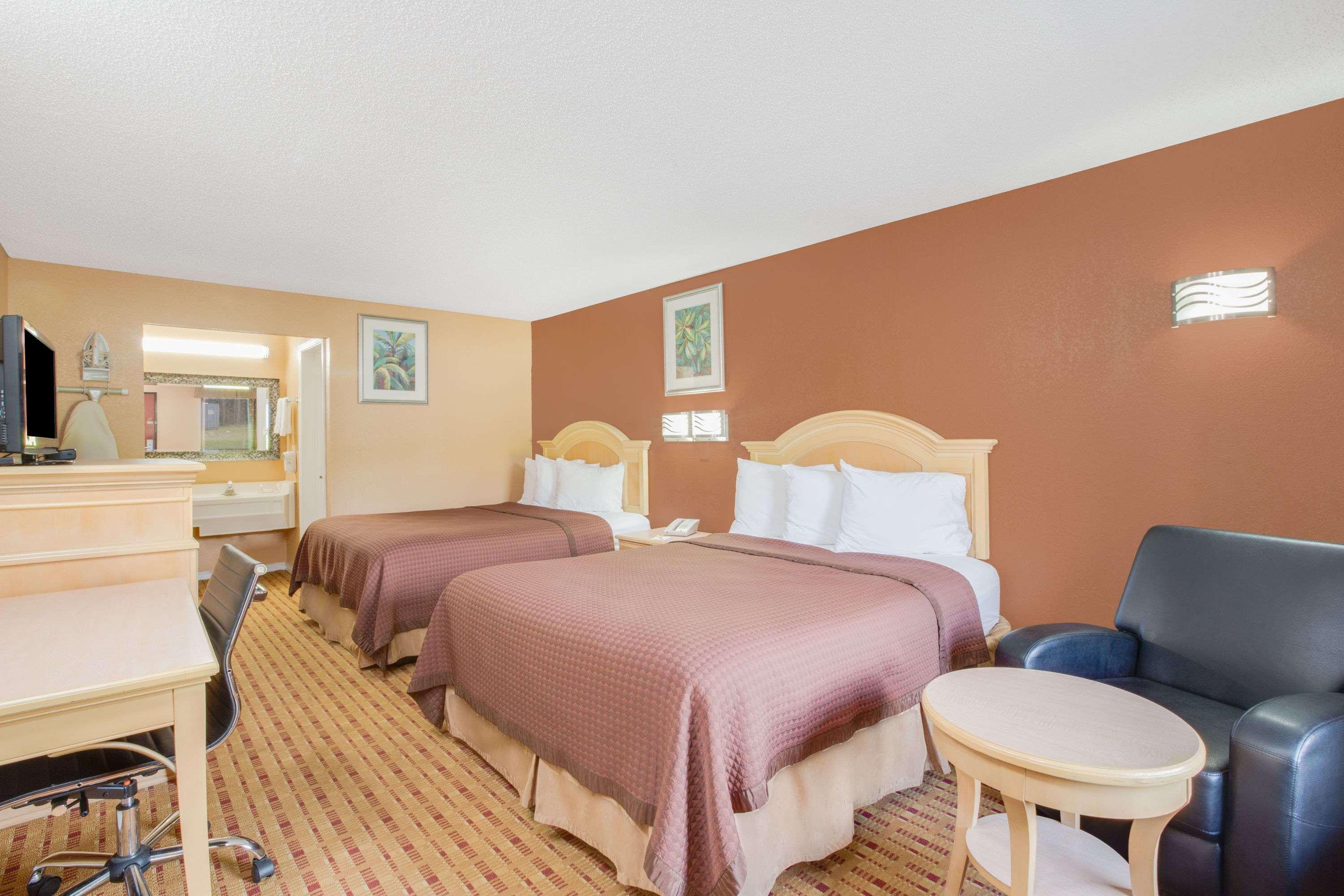 Columbus Inn And Suites Buitenkant foto