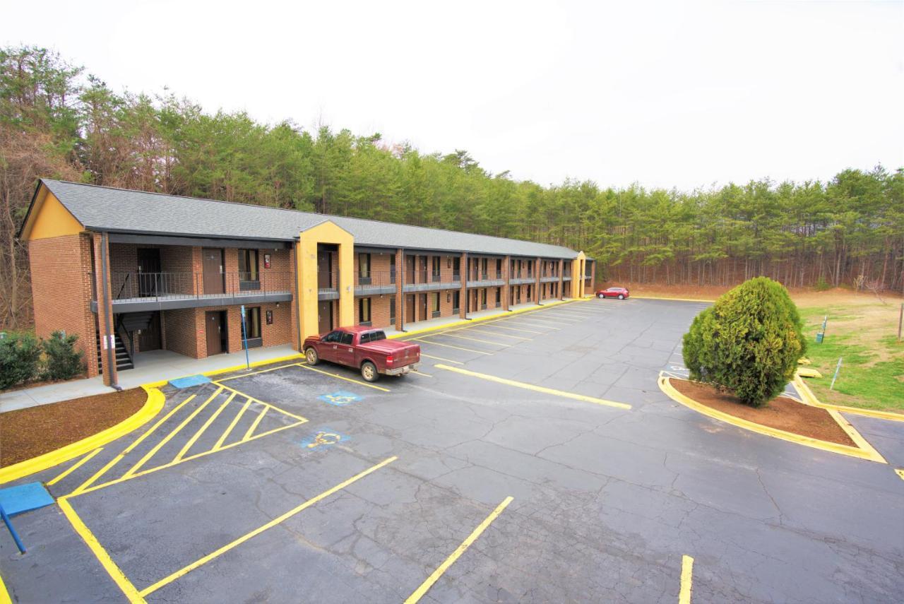 Columbus Inn And Suites Buitenkant foto