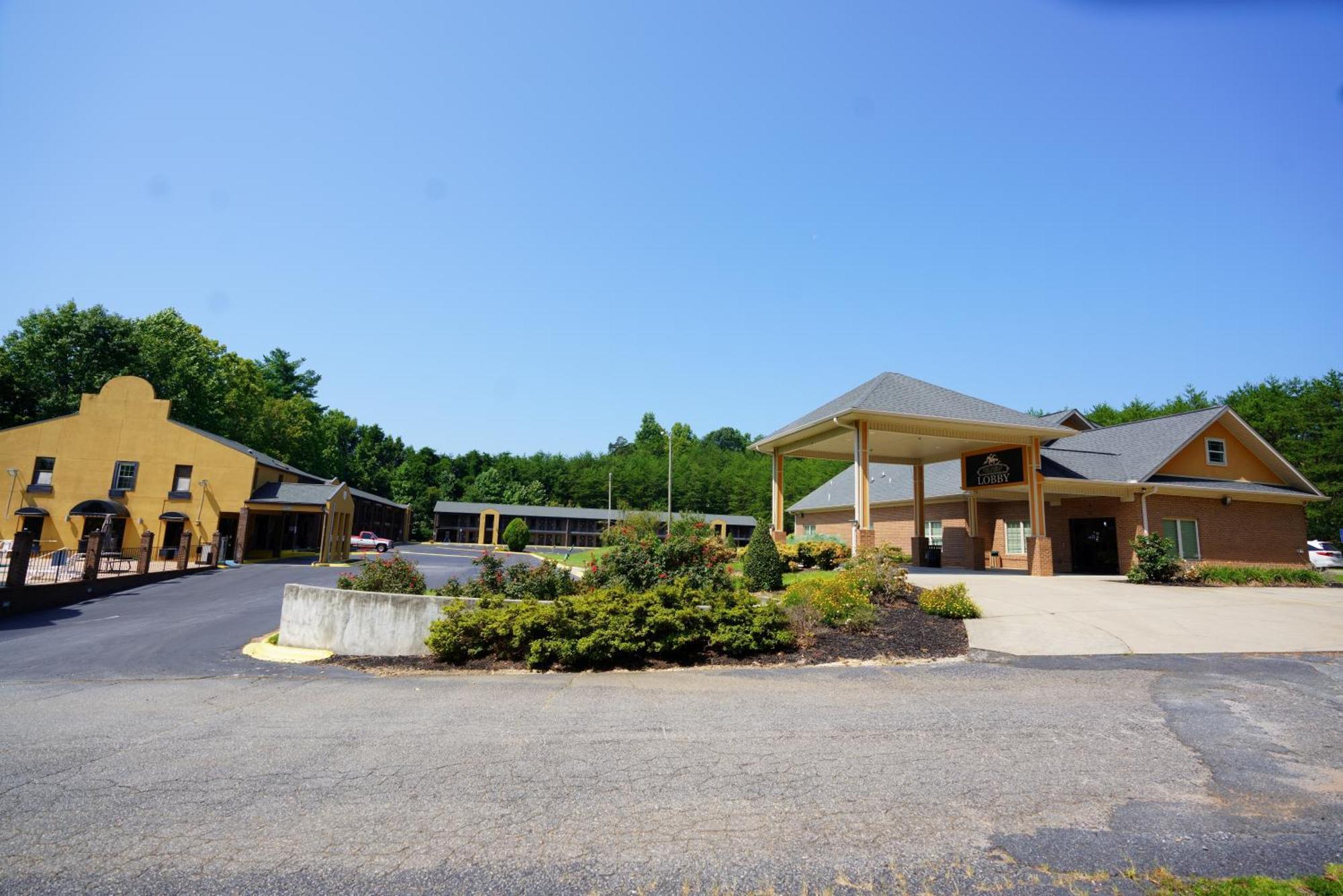 Columbus Inn And Suites Buitenkant foto