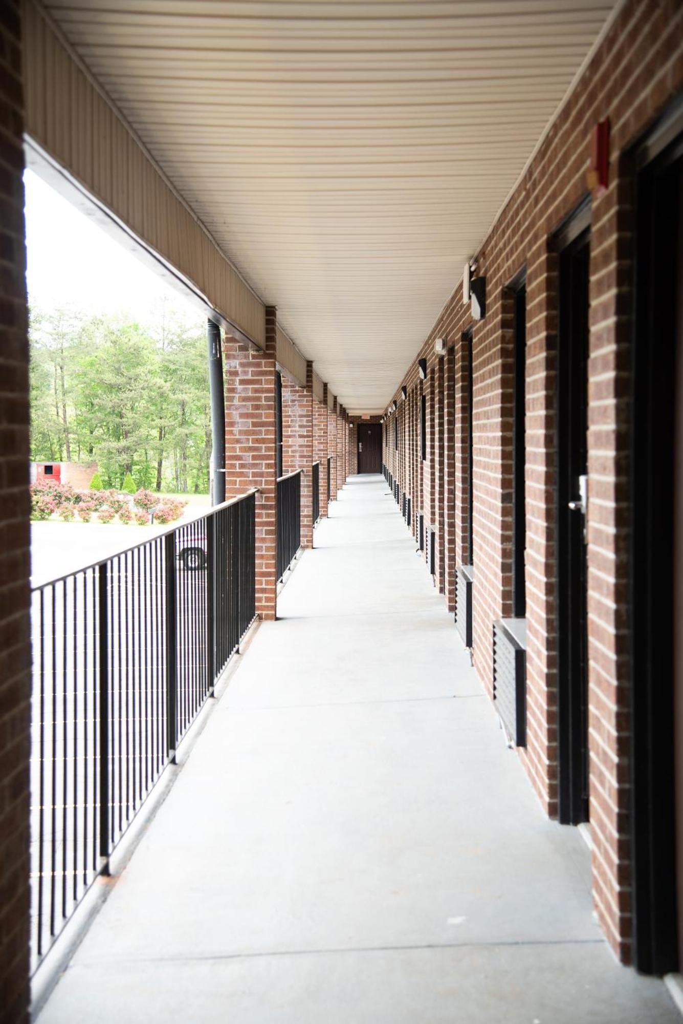 Columbus Inn And Suites Buitenkant foto