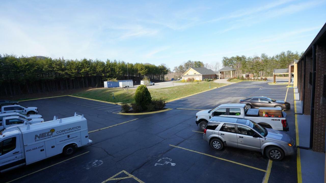 Columbus Inn And Suites Buitenkant foto