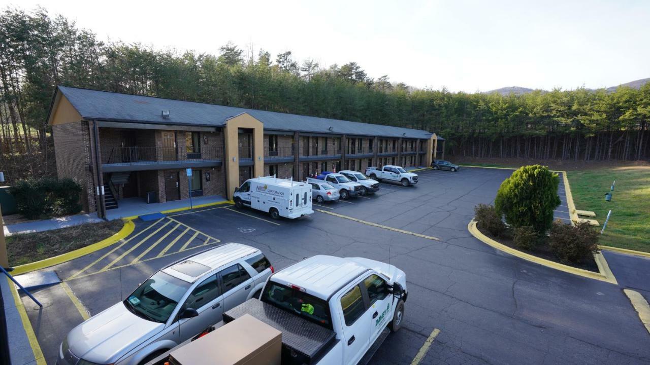 Columbus Inn And Suites Buitenkant foto